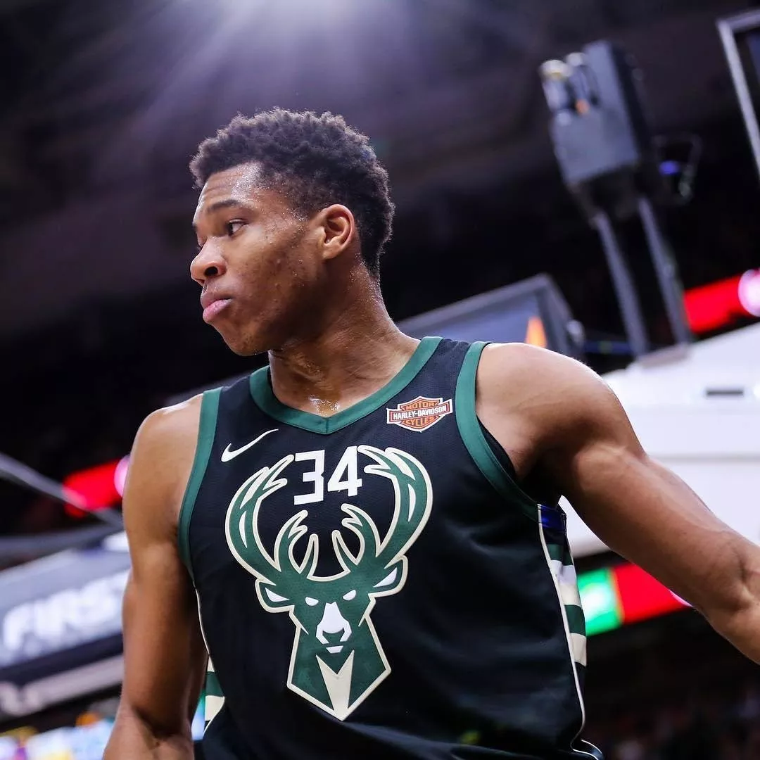 巴萨在回归诺坎普公开训练时，球场周围还架着很多塔吊（巴萨重回诺坎普开放训练，场馆周边塔吊林立）