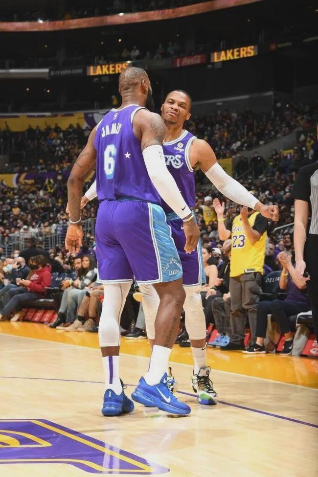 他终于迎来属于自己的夜晚（他的夜晚终于到来）