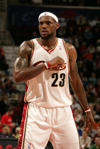 皇马vs曼城首发：姆巴佩替补！哈兰德、维尼修斯、福登均在列（皇马vs曼城首发出炉：姆巴佩坐板凳，哈兰德、维尼修斯、福登首发）